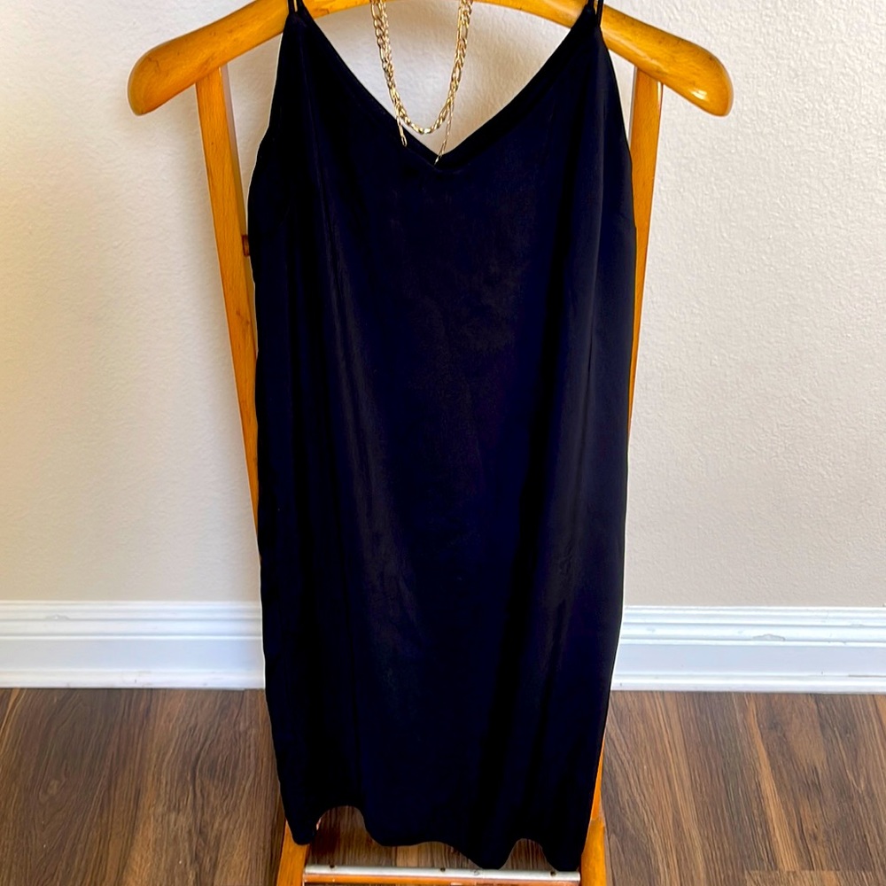 🖤 🍷 
LBD! loose fit chic